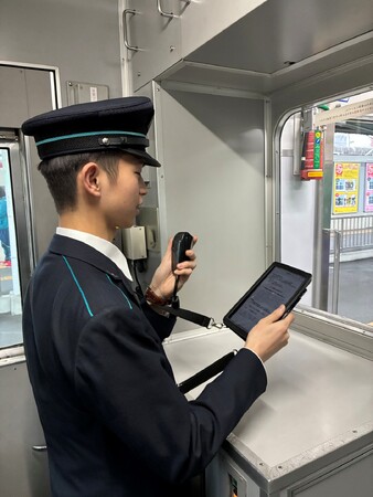 「名古屋鉄道」約1,500人の乗務員へHandbook Xを展開！700ページ超の文書を電子化し携行、紙100万枚以上を削減