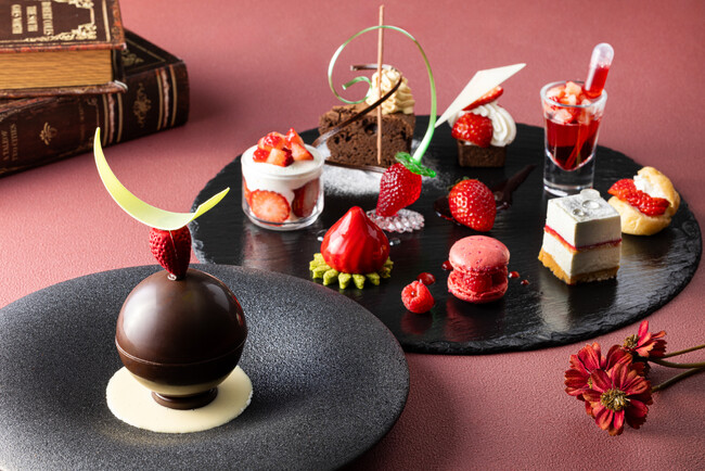 【新横浜プリンスホテル】“かけて完成する”チョコフォンデュ風スイーツなど多彩ないちごスイーツを楽しむ『ストロベリースイーツプレート』を販売
