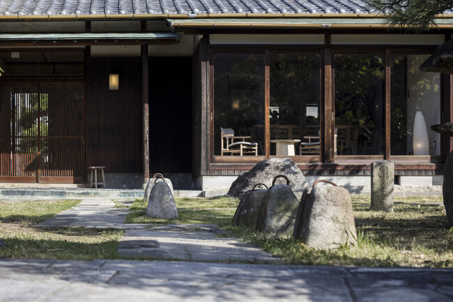 歴史ある玄関アプローチに並ぶ醤油の重石　産業の記憶を刻む風景をそのまま残した一棟貸し宿