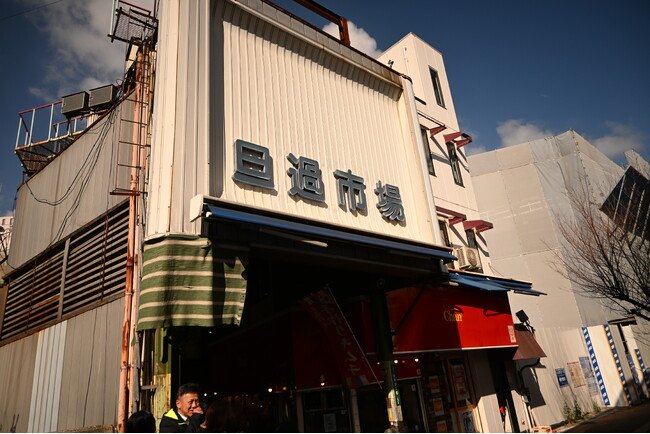 【ひらけ旦過！】はみ出す旬、飛び交う声。旦過市場には「愛すべき混沌」がある。