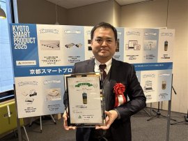 京都スマートプロダクト2025認定証授与式の様子。株式会社TSK代表取締役が、認定証を手に撮影。