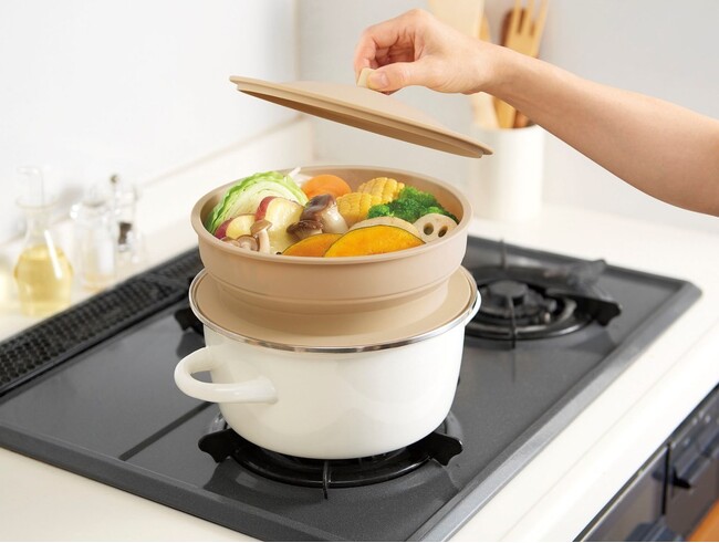 サッと洗えてお手入れ簡単！シート不要！少ない手間で本格蒸し料理！薄くたたんで収納できる「折りたたみシリコンスチーマー」を1月9日発売