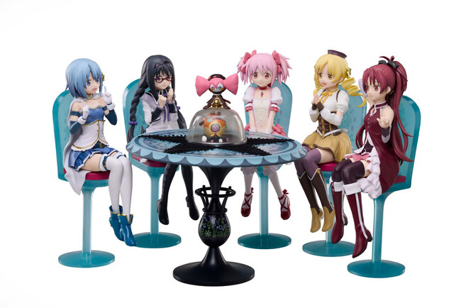 『劇場版 魔法少女まどか☆マギカ[新編]叛逆の物語』より、ナイトメアを浄化する儀式、魔法少女たちのお茶会で歌われるケーキの歌のシーンが立体化。あみあみにて予約受付中。