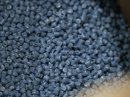 使用済みのプラスチックカゴが、製品素材として再利用可能な再生ペレットへと生まれ変わる。