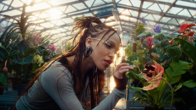 GENTLE MONSTER FKA twigsと共にした2026 BOUQUETコレクションキャンペーン公開