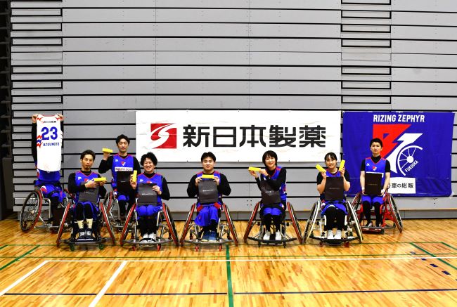 新日本製薬、ライジングゼファーフクオカWheelchairの選手・スタッフへ『パーフェクトワンフォーカス』商品1年分を進呈