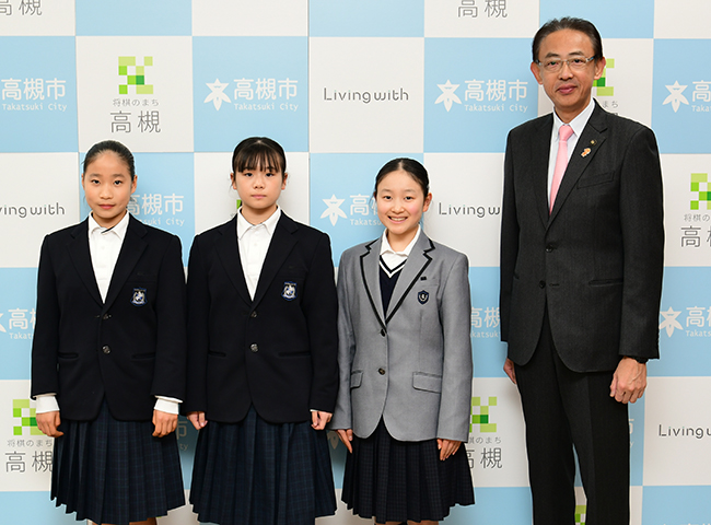 高槻市立中学校に在籍する3人がスケートの全国大会出場を市長に報告
