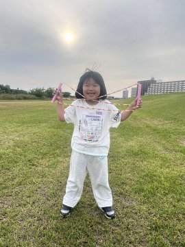 はじめてジャンプ　笑顔の女の子