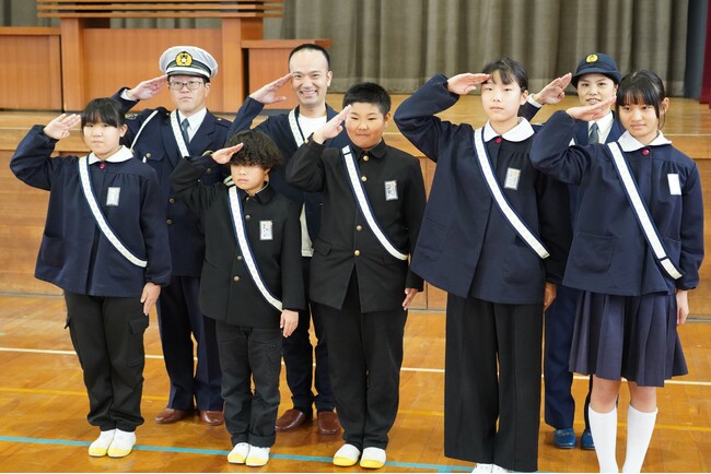 創業100年の官公庁制服メーカーが挑む『＃守るを繋ぐ』新プロジェクト警察官制服の端切れを「夜光タスキ」へアップサイクル