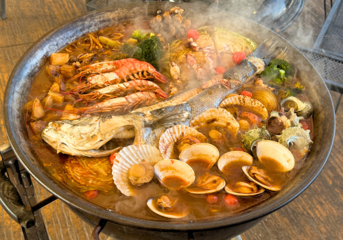 【愛知・蒲郡】魚屋が作るとこうなる。「豪快」が”度を越えた”冬のアウトドア飯！旬のスズキや黒鯛を丸ごと1尾煮込む「巨大ブイヤベース」プランが登場