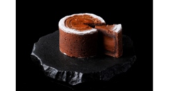 3つの食感が織りなす、ショコラの深み「THE KAHALA Gâteau Basque au Chocolat」期間限定販売バレンタイン限定カクテルも登場
