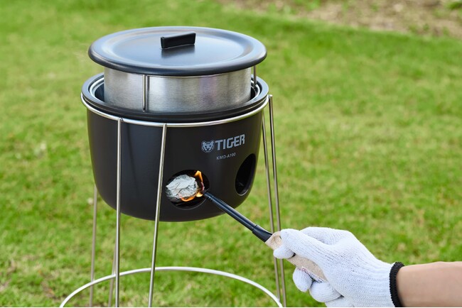 電気やガスを使わずに新聞紙で炊飯できる「魔法のかまどごはん」に防災現場の「声」から生まれた新オプション品登場。