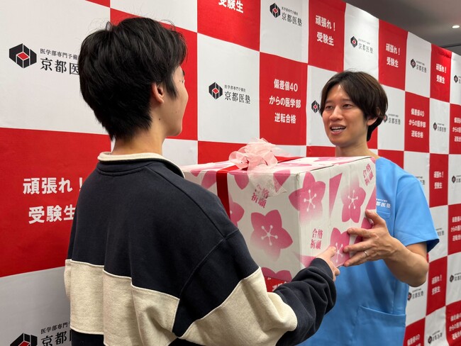 医者 兼 お笑い芸人のしゅんしゅんクリニックPさんが1/17(土)から始まる受験を直前に控えた医学部受験生へエールを贈る「医学部受験生への合格祈願応援キット」贈呈式 開催