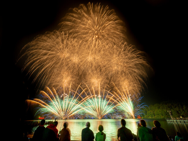 -冬空にきらめく芦ノ湖の花火を船上から-　節分祭奉祝花火大会『冬景色花火クルーズ』を運航します