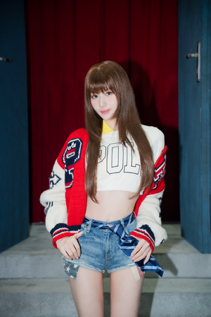 MISAMO 最新ミュージックビデオにてSANAさんがポロ ラルフ ローレンを着用