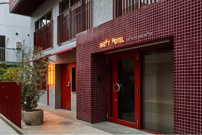 築古ビル再生による都市型ホテルモデルを全2室で実装SQUEEZE、リアルゲイトと協働し「SHIFT HOTEL SHIBUYA HATAGAYA」2026年1月17日開業