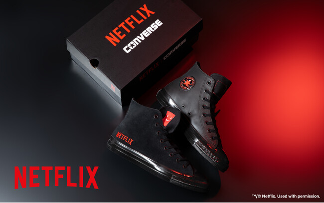 CONVERSE × Netflix 初コラボスニーカーが登場。Netflixロゴとスマイルラベルを採用した特別仕様のALL STAR