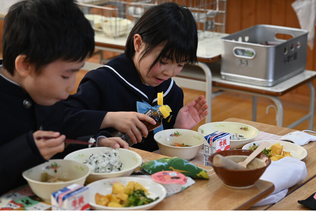 ”小豆島産ごま”体験と『ごまんぞく給食』を提供～土庄小学校3年生78人、9月の学習が給食に～