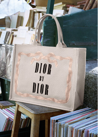 【Dior】ジョナサン・アンダーソンによる「ディオール ブックトート」が新たに登場