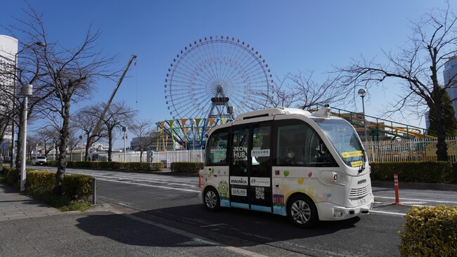 FMヨコハマ×マクニカ、みなとみらいで自動運転EVバスを「移動型ラジオスタジオ」として活用する共同プロジェクトを開始