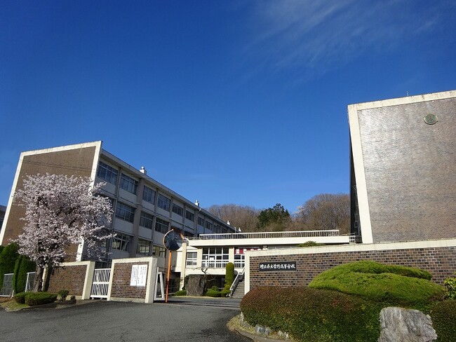 閉校する高校で、卒業生24人と先生が“円になって”箱を作る理由