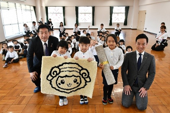 園児が体験！“泉大津生まれ”カーペット