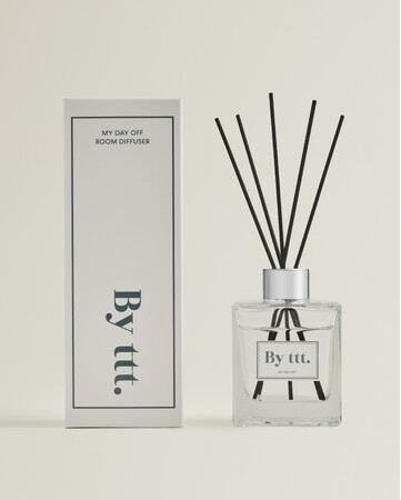 本田翼がフルプロデュース！〈By ttt.（バイティースリー）〉から初のライフスタイルアイテム「MY DAY OFF ROOM DIFFUSER」が1月26日(月)20時より新発売。