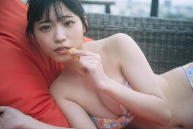 僕が見たかった青空・金澤亜美　“初めて”づくしのファースト写真集で“初めて”のチューブトップビキニに挑戦！ 台湾で出会ったお気に入りの〇〇との先行カットを公開!!