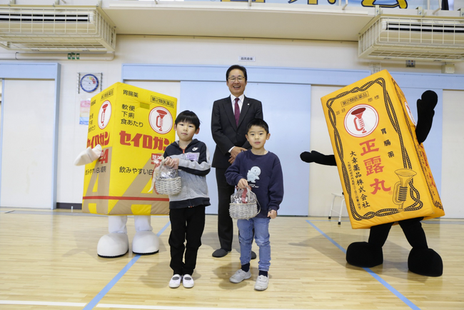 子どもたちの命を守る“音の備え”を ラッパのマークの『正露丸』でおなじみの大幸薬品が創業の地・大阪府吹田市の小学校5校に防災ホイッスルを寄贈