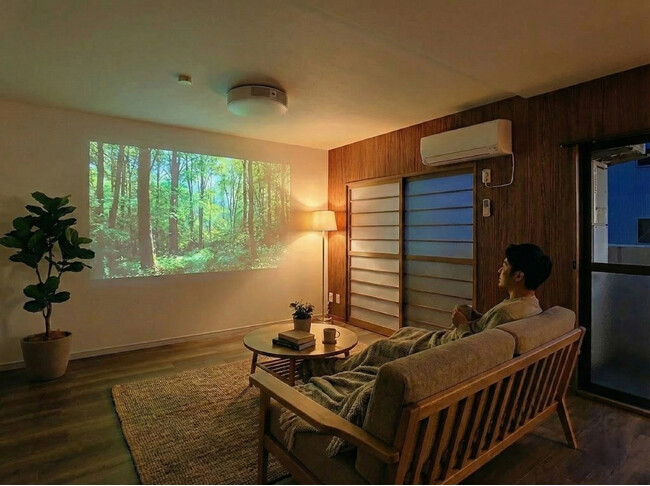 動画はスマホで観る時代｜「スマホが大画面の“自分劇場”になる部屋」へ。Renotta、新コンセプト「THEATER LIFE」第1弾 “WOOD” を発表