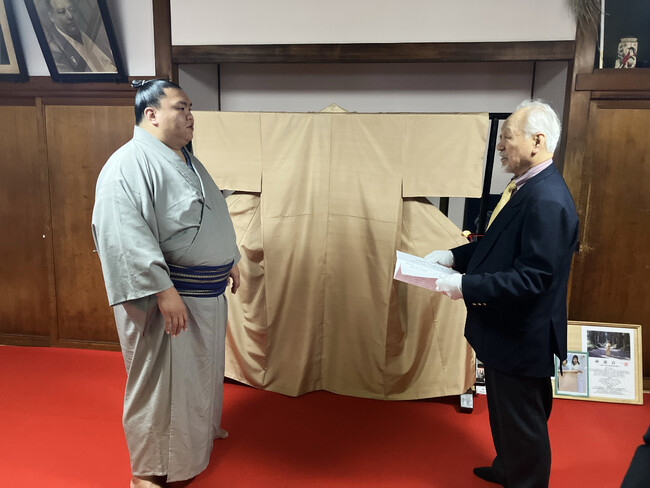 御嶽海関へ特別制作の着物を贈呈