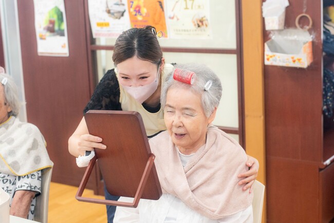 【1月25日 美容記念日】施設導入数13倍。2026年、美容は介護現場の“インフラ”へ
