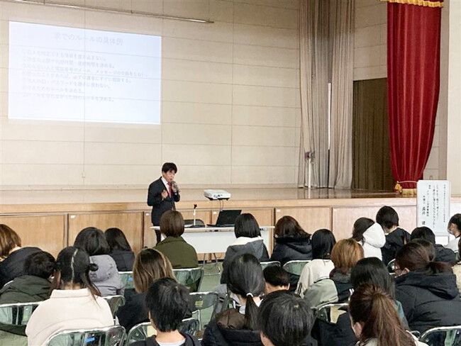 【SNSトラブルから子どもを守る】中学校入学前の親子200人に向けた法教育セミナーを実施