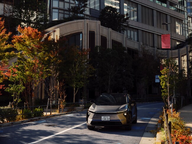 TOYOTAの電気自動車「bZ4X」があらゆる人やシーンに寄り添いともに過ごす日常を描く「365 SCENES」公開 第1弾は俳優 安田顕さんが「bZ4X」とともに過ごす“オン”と“オフ”に密着