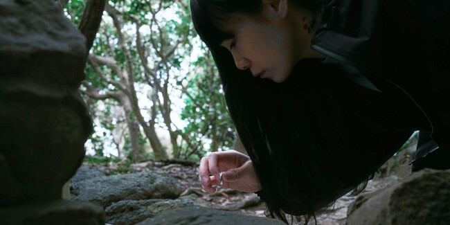 ギークピクチュアズ 配給・宣伝、映画『椰子の高さ』青年が失ってしまった恋人と交わした会話を切り取った本編映像と中国出身監督の視点で描く、四国の美しさを収めた場面写真を公開
