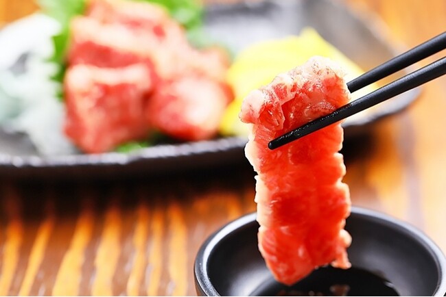 “外で食べるごちそう”だった馬刺しが、冷凍庫に入る時代へ|大衆馬肉酒場 馬王 十三店