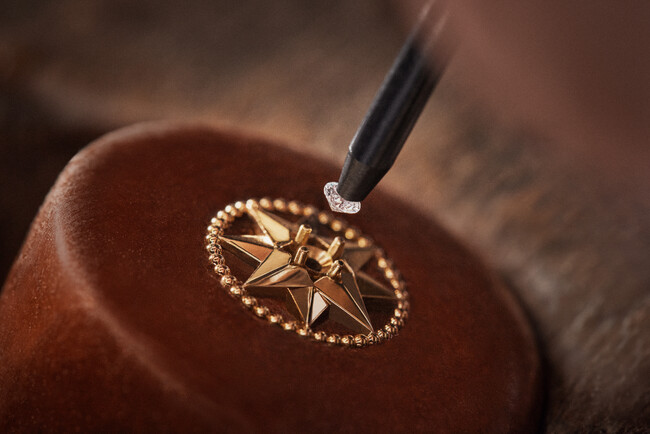 【DIOR FINE JEWELLERY】「ローズ デ ヴァン」新作アイテムのサヴォワールフェールを公開