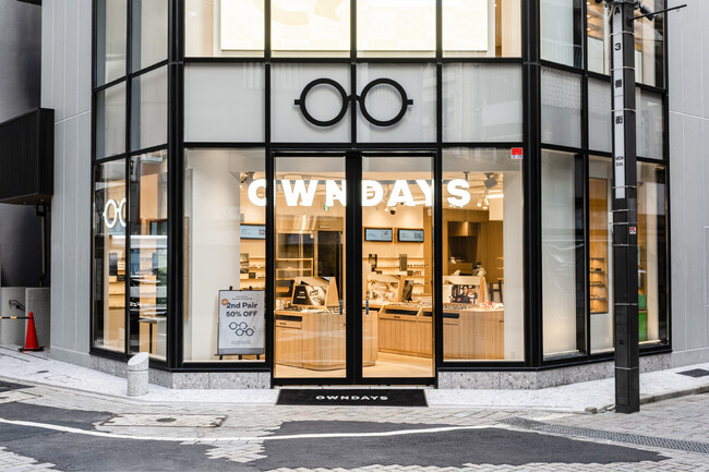 【OWNDAYS｜オンデーズ】新宿東口店がオープン１ヶ月で売上計画比約120％を達成！インバウンド×DXで“買いやすい都市型メガネ店”として好スタート