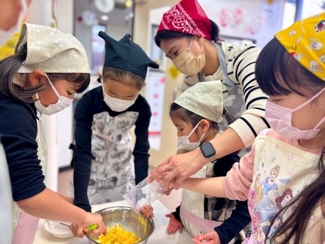 【名古屋・千種】外国人講師と英語でクッキング！園児・小学生向けバレンタインスイーツ作りイベントを開催