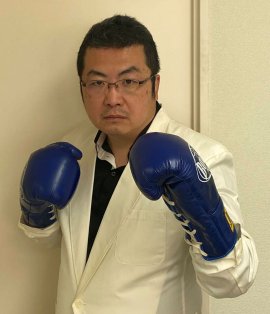 白衣にグローブ