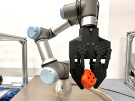 ロボットアームの先端に装着した「InSIGHT Grip」のプロトタイプ