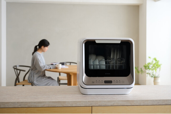 【水道工事なしのタンク式or分岐水栓式の2WAY】シロカ、卓上据え置き型の「食器洗い乾燥機」を発売！