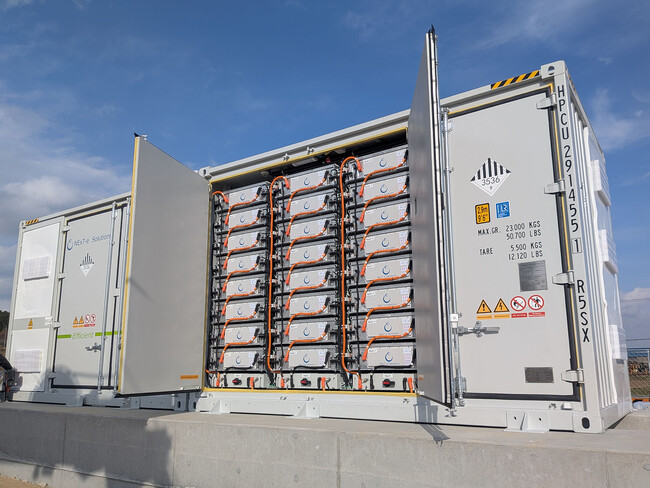 NExT-e Solutions、東京電力グループと共同開発。日本の市場に最適化した「13ft系統用蓄電池」を初出荷