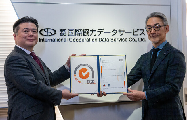 AIマネジメントシステム JIS Q 42001:2025（ISO/IEC 42001:2023）認証をISMS-AC認定下における国内第1号として取得