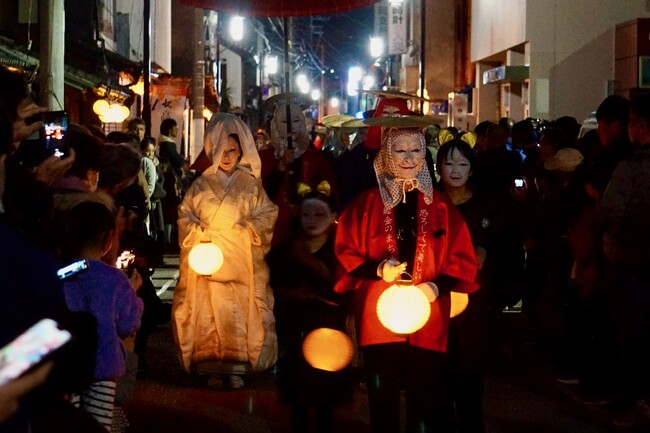 赤岡の町を妖しく美しい狐の嫁入り行列が練り歩く「狐の夜市」開催【イベントレポート】