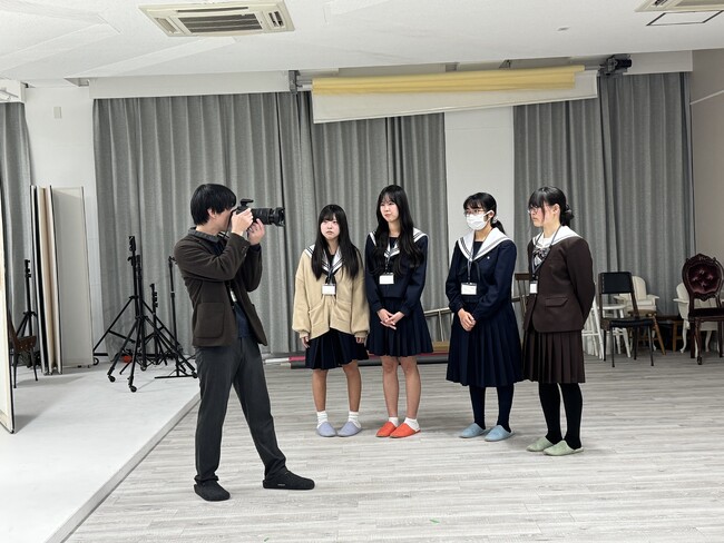 株式会社タートルが、春日井高校写真部に写真講座を実施