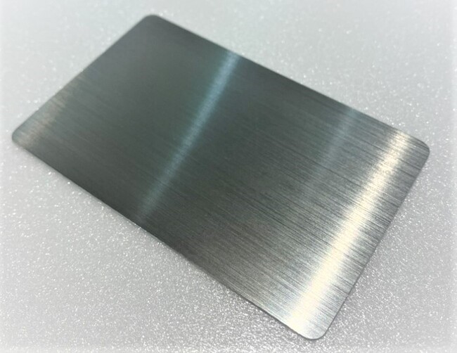 共同印刷、金属箔で上質感を演出する意匠性ICカード「TOMOWEL Chic METAL（TM）」を開発