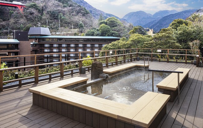 箱根湯本温泉　ホテルおかだ　足湯・見晴テラスがリニューアルオープン！　～箱根の山々の絶景を見ながら癒しの空間を～
