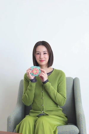 いま、空前の編み物ブーム！ ハンドメイド大好きの北川景子さんが人気手芸雑誌「コットンタイム」3月号（2/6発売）で、人気のかぎ針編みに挑戦！ かぎ針を持つのも初めてなのに、花モチーフ編みを見事に完成！