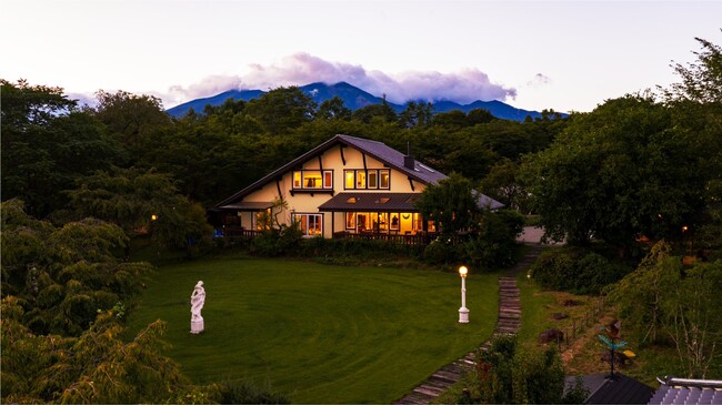 【日本最大級の独占お花見】2000坪の敷地に咲く桜を“1組”だけで貸切。Airbnb★5.0の究極ヴィラ「ReTune Hokuto」で、ととのう「花見×サウナ」予約解禁。